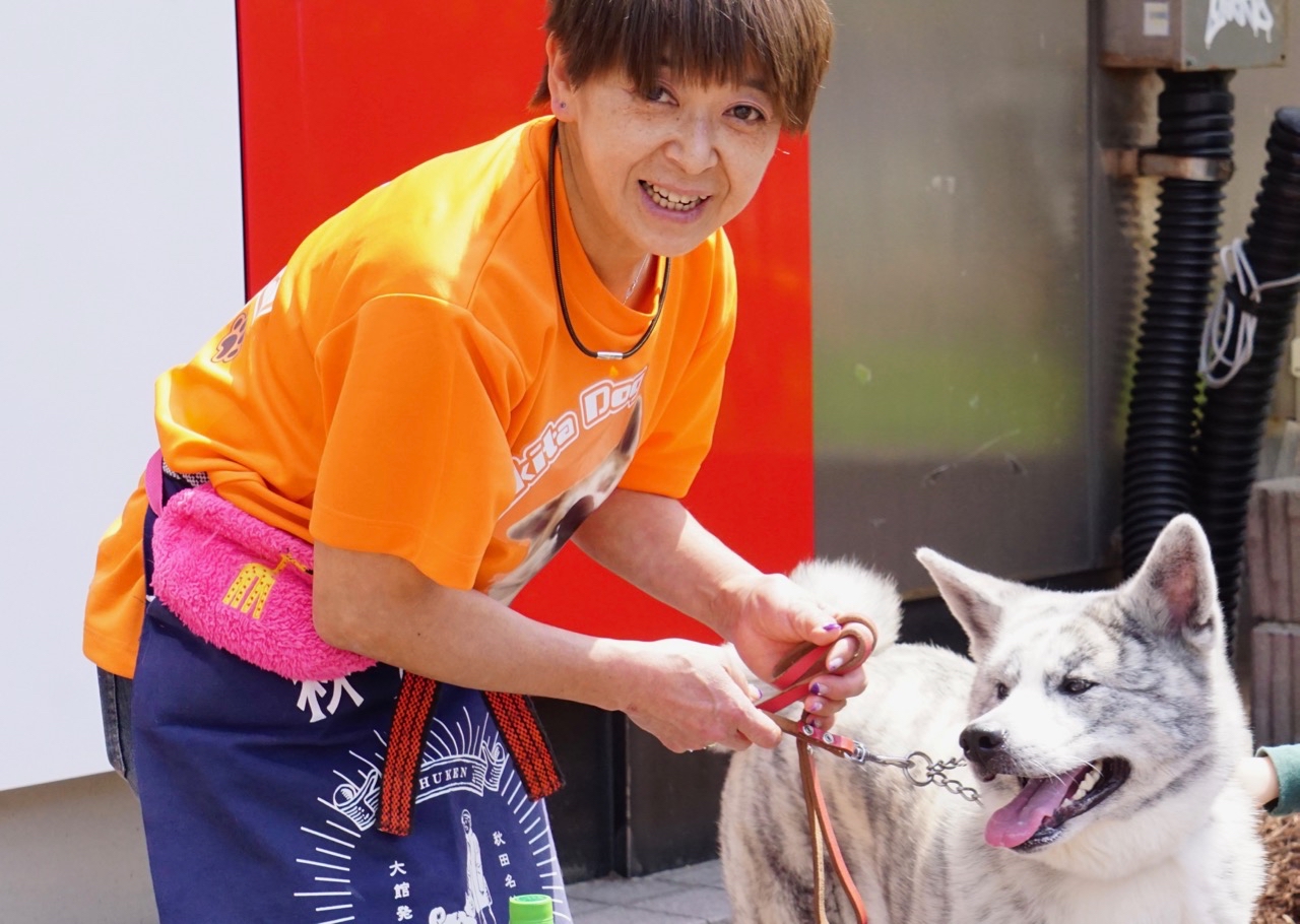 ONE FOR AKITAのチーフドッグトレーナーの鈴木明子さん