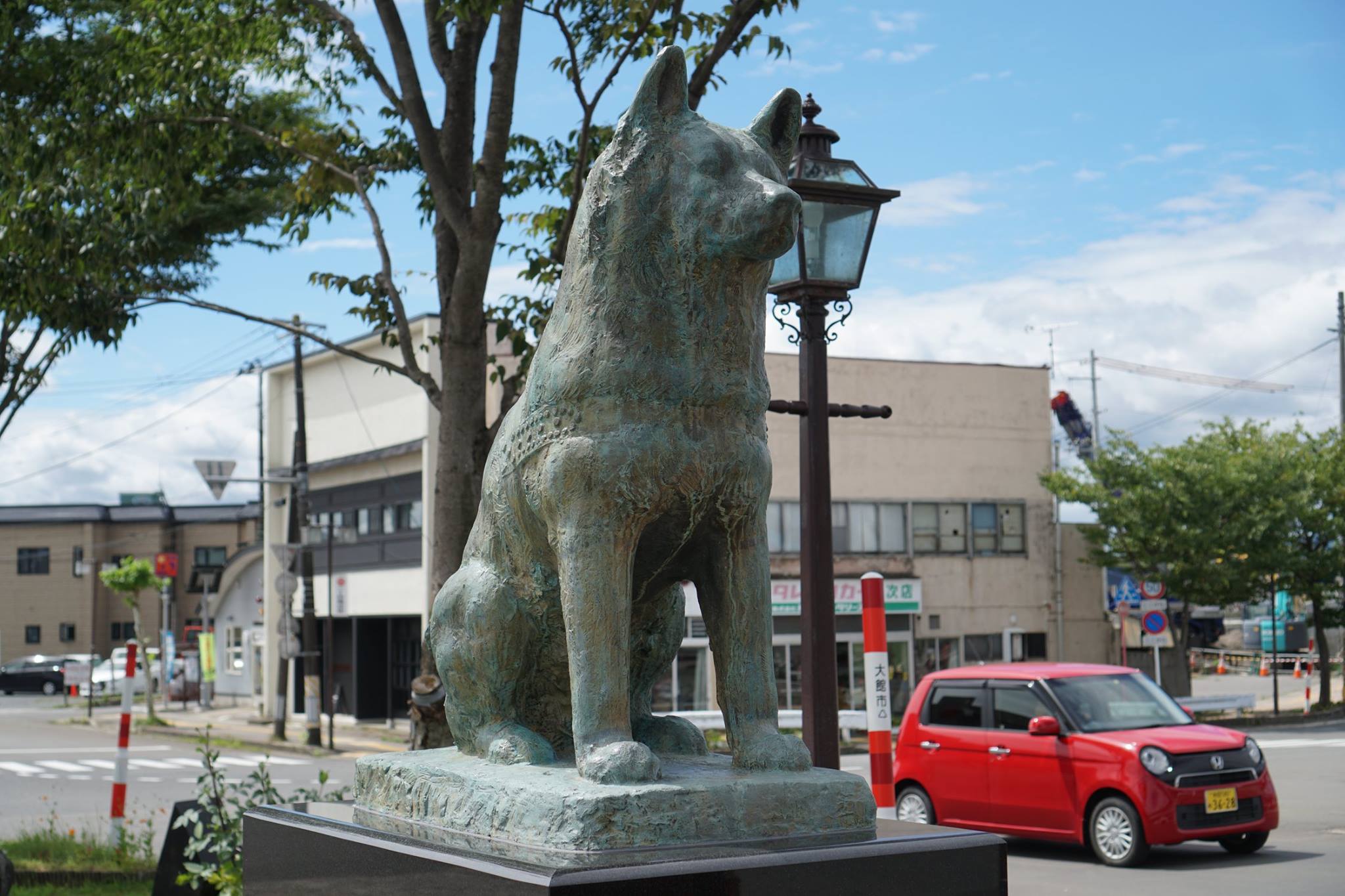 編集部取材日記◆大館駅前の秋田犬