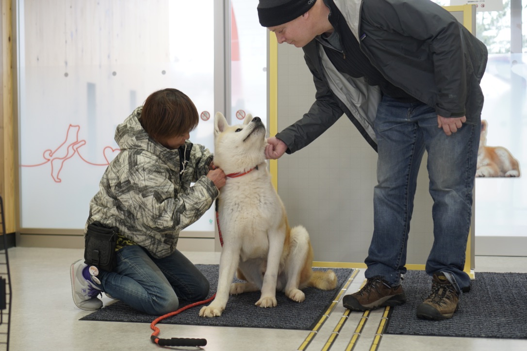 ワンニャピアあきたで、保護犬の譲渡式が行われました。